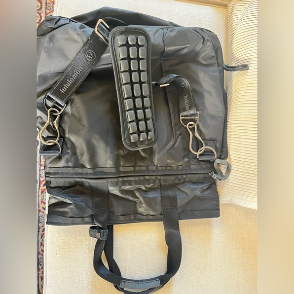 Lululemon Bliss Gym Bag Yoga Bag Travel Bag Black Large!! - Picture 5 of 9